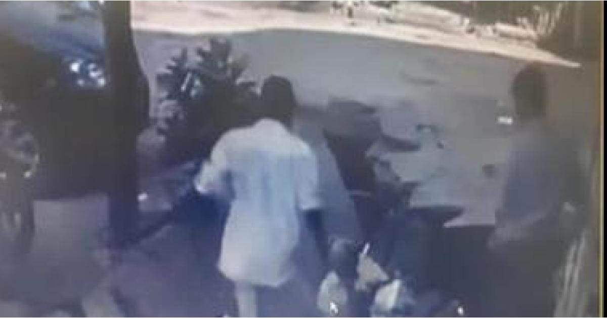 بالفيديو: الأرض تبتلع رجلين في مشهد مروع