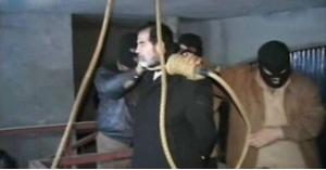 بالفيديو .. هذا ما قاله صدام حسين لحظة مشاهدته لحبل الإعدام