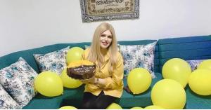 فتاة عربية تحتفل بطلاقها بعد زواج شهر واحد