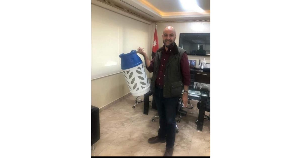 النائب طارق خوري وعلاقته بالاسطوانة "البلاستيكية"