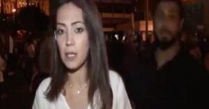 بالفيديو .. رد فعل غير متوقع لمذيعة بعد تقبيلها من قبل متظاهر لبناني