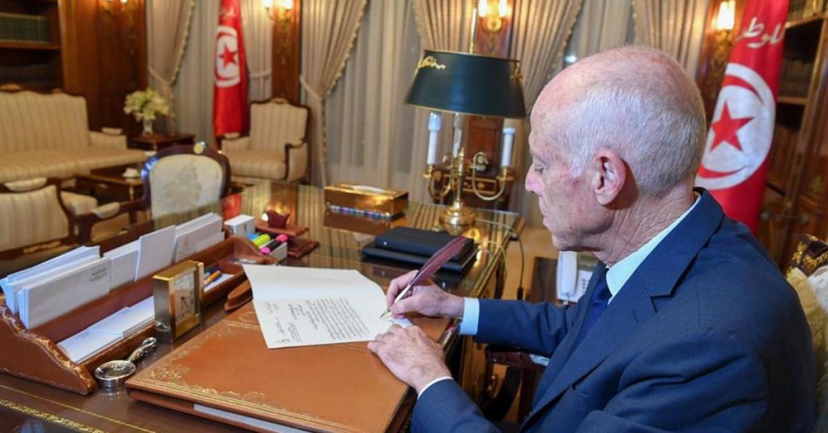 في خطوة غير مسبوقة.. الرئيس التونسي يخط كتاب تكليف بيده