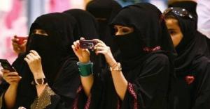 السعودية: فتاة ترمي ملابسها الداخلية بحفل غنائي