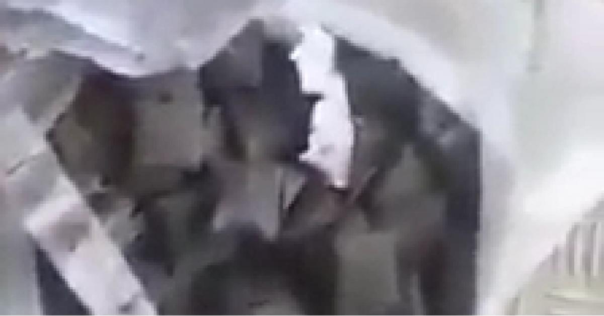 مواطن يعثر على 53 حجاب واعمال سحر داخل مقبرة في سحاب.. فيديو
