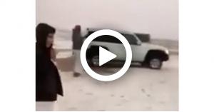 الصحراء الكويتية تكتسي اللون الأبيض.. فيديو