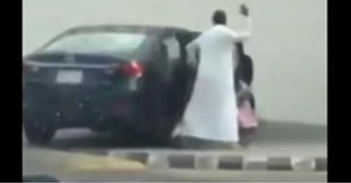 أب يضرب ابنته الطفلة ضربا مبرحا في الشارع بالسعودية