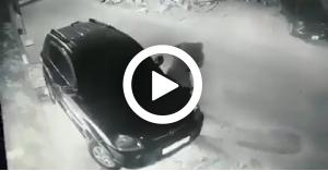بالفيديو .. شخص يحرق مركبة في عجلون