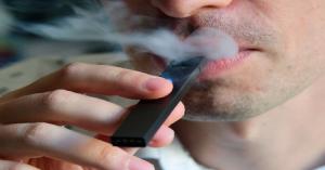 السجائر الإلكترونية تصيب شابا بمرض "رئة الفشار" صعب العلاج