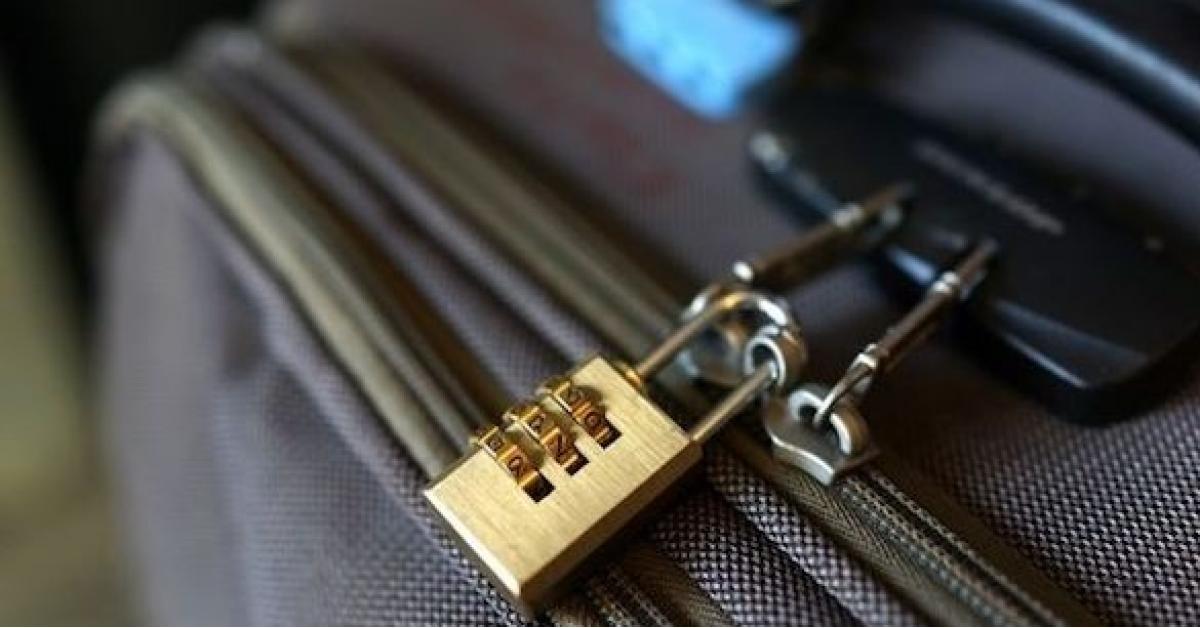 لهذا السبب تجنب وضع قفل على حقيبة سفرك