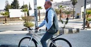 بالصور.. رئيس بلدية سحاب يتوجه لعمله مستخدما دراجة هوائية