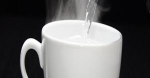 ما فائدة شرب الماء الدافئ قبل الفطور؟