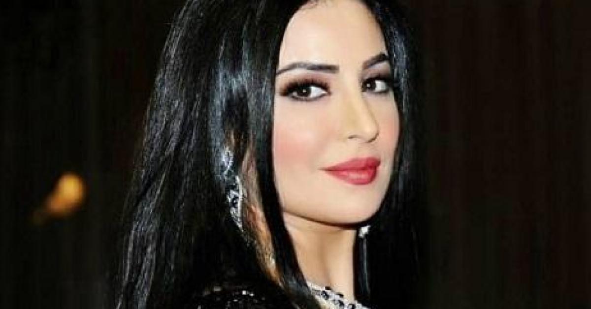 الأردنية نجاح المساعيد تختار فستان زفافها.. فيديو