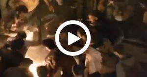 بالفيديو .. متظاهر لبناني يضرم النار في نفسه بين الحشود
