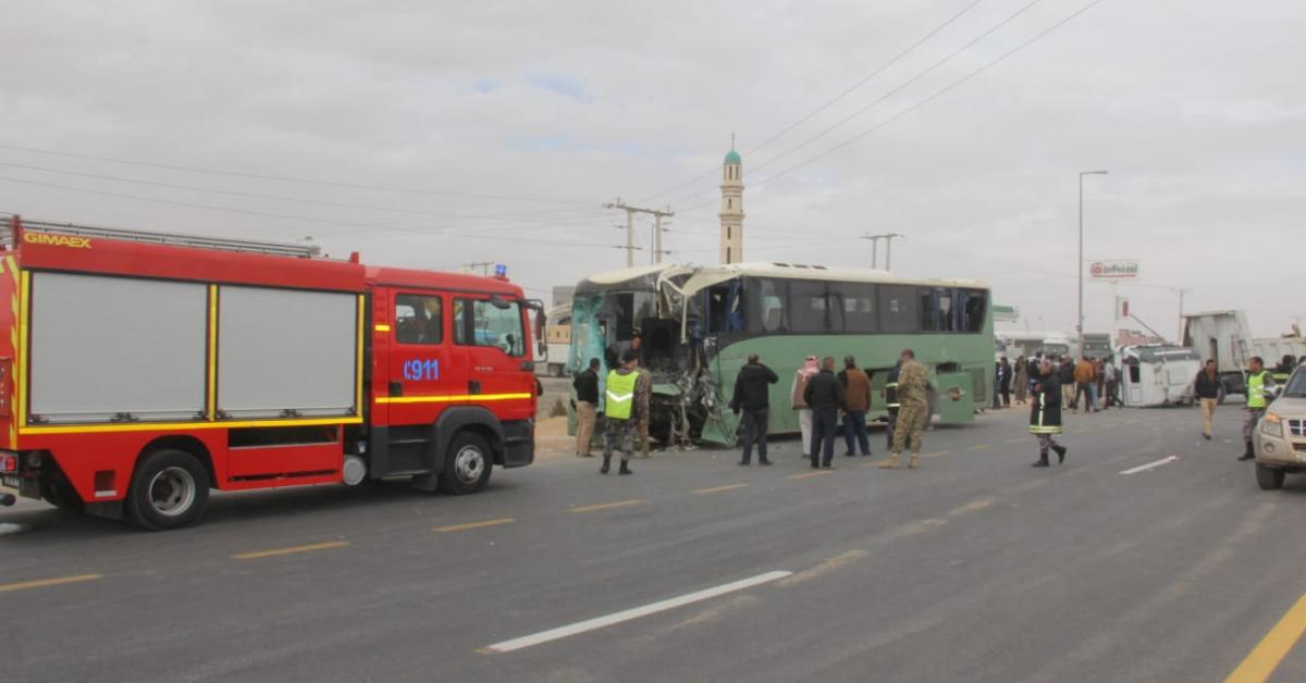 وفاة و68 اصابة بتصادم حافلة و"قلاب" في الطريق الصحراوي