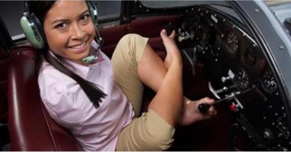 أول فتاة في العالم تقود طائرة دون ذراعين تتحدث عن وتجربتها - فيديو