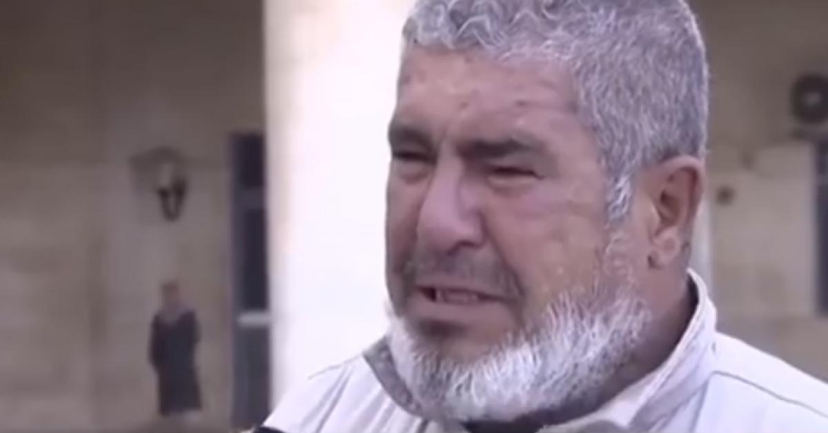 مريض كبير في السن يبكي أمام مستشفى الأمير حمزة.. فيديو