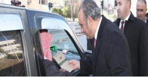 أمين عمان يوزع أكياس نفايات ورقية على المركبات