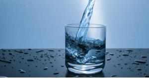 ما يفعل شرب الماء صباحاً على معدة خاوية بجسمك؟