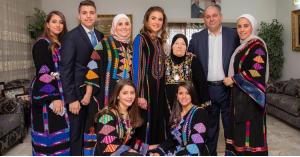 الملكة رانيا لـ أم بشير العواملة: بيتك عامر.. فيديو