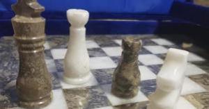 الكشف عن حقيقة العثور على أقدم قطعة شطرنج في العالم بمنطقة الحميمية الأردنية