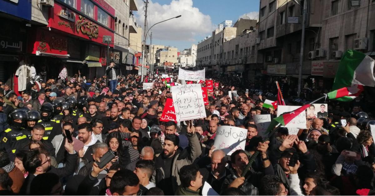 أردنيون من وسط عمان للرزاز: تسقط اتفاقية العار مع الاحتلال