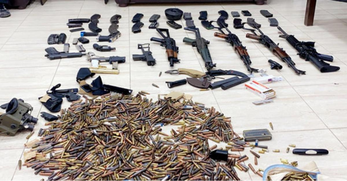 ضبط أسلحة وذخيرة بمنزل في عمان