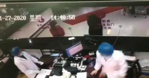 مريض صيني يسعل متعمدا على موظفتي استقبال.. فيديو