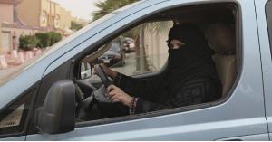 امرأة تدهس رضيعتها وزوجها أثناء تعلمها القيادة