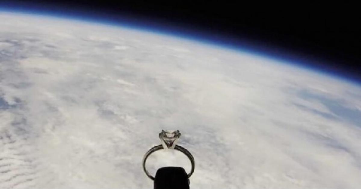 طيار يرسل خاتم خطوبة لحبيبته من الفضاء