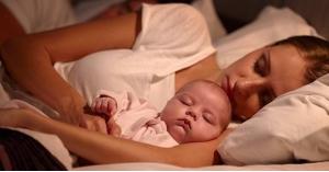 حقائق هامة عن نوم الأم بجوار الرضيع