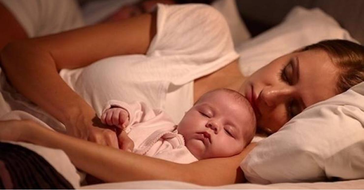 حقائق هامة عن نوم الأم بجوار الرضيع