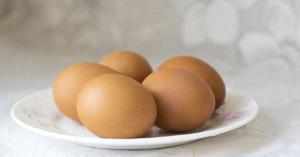 لماذا يمنع حفظ البيض في بوابة الثلاجة؟