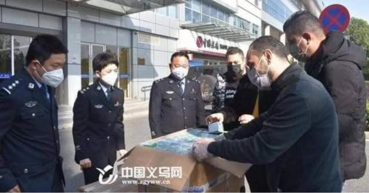 بالصور : أردنيون يتبرعون بآلاف الواقيات لمكافحة كورونا إلى الصين