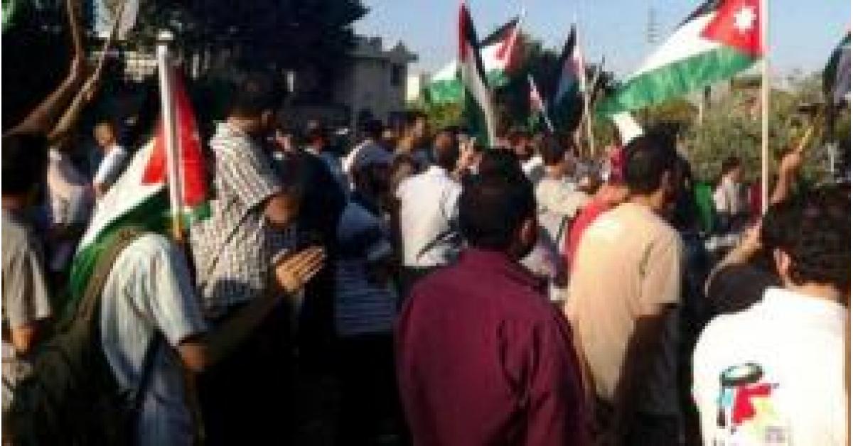 "حملة الشهادات" في أمانة عمان يعتصمون امام مجلس النواب