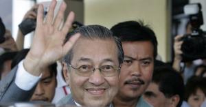 ملك ماليزيا يقبل استقالة مهاتير محمد