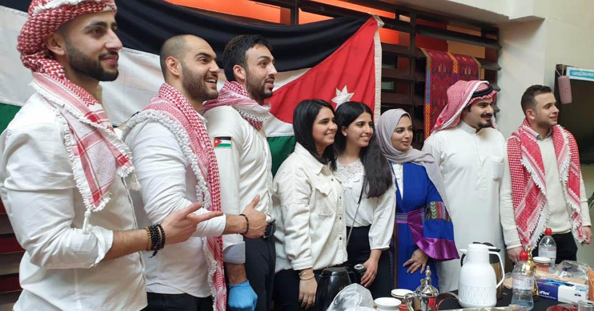 طلبة أردنيون بمدينة كامبريدج يروجون للأردن سياحيا وجامعتهم تشكرهم