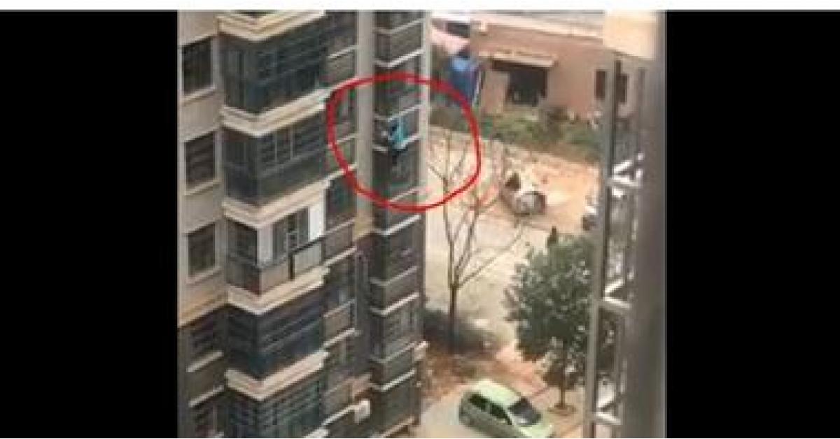 خاطرت بحياتها .. امرأة نزلت 8 طوابق على واجهة مبنى شاهق والسبب كورونا! - شاهد