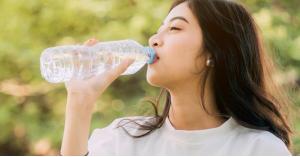 هل شرب الماء أثناء الأكل صحي؟