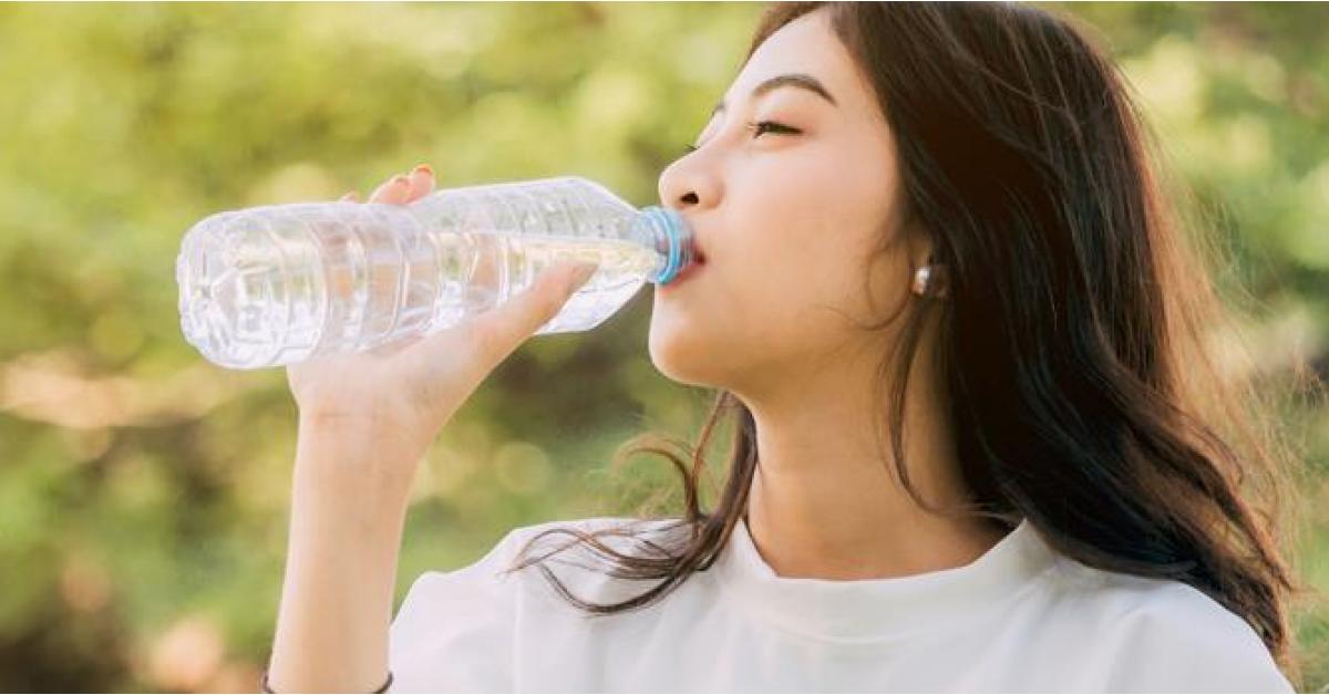 هل شرب الماء أثناء الأكل صحي؟