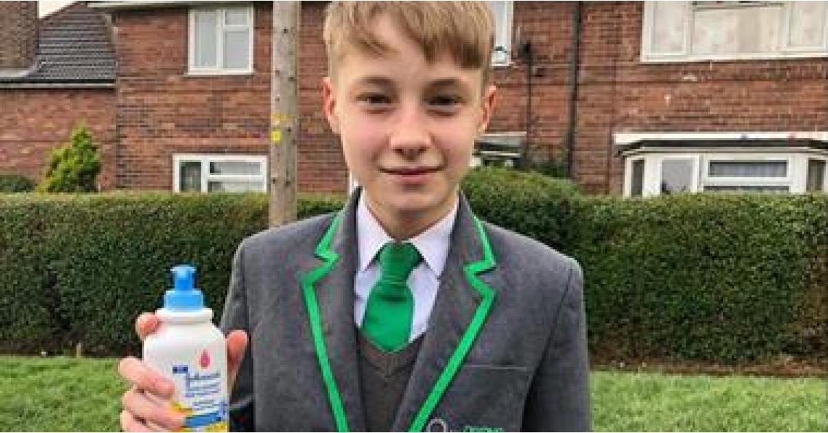 فصل طالب بريطاني من مدرسته بسبب بيعه معقم اليدين لزملائه
