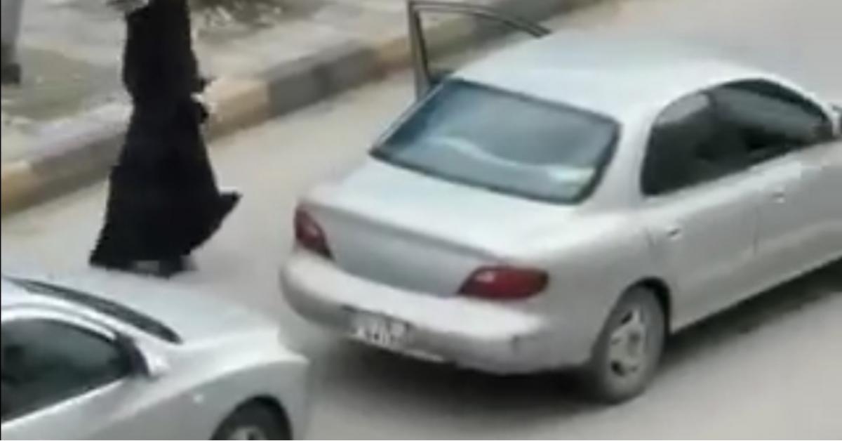 الأمن يقبض على الفتاة التي خرقت الحظر وقامت بالنزول من مركبتها و "رقصت" في الشارع
