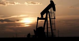 انهيار تاريخي في أسعار النفط جراء ضغوط على حجم العرض والطلب في آن واحد