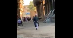 فيديو .. لحظة فرار "شيخ" قرر إقامة صلاة العيد في مصر
