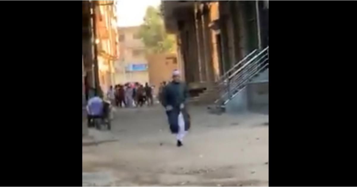 فيديو .. لحظة فرار "شيخ" قرر إقامة صلاة العيد في مصر