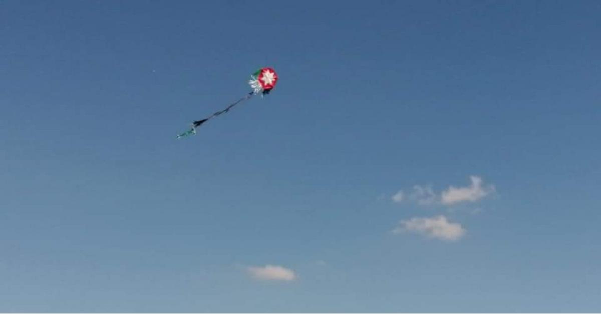 سماء سحاب تتزين بـ 150 طائرة ورقية تحمل شعار العلم الأردني