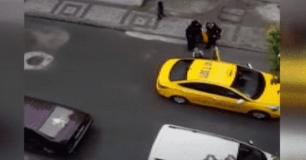 سائق تاكسي طرد سورية حامل من سيارته - فيديو