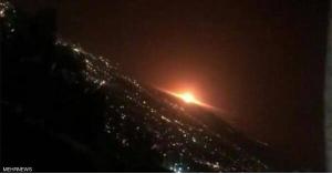 انفجار مدو يضيء سماء طهران وهذه أسبابه (فيديو)