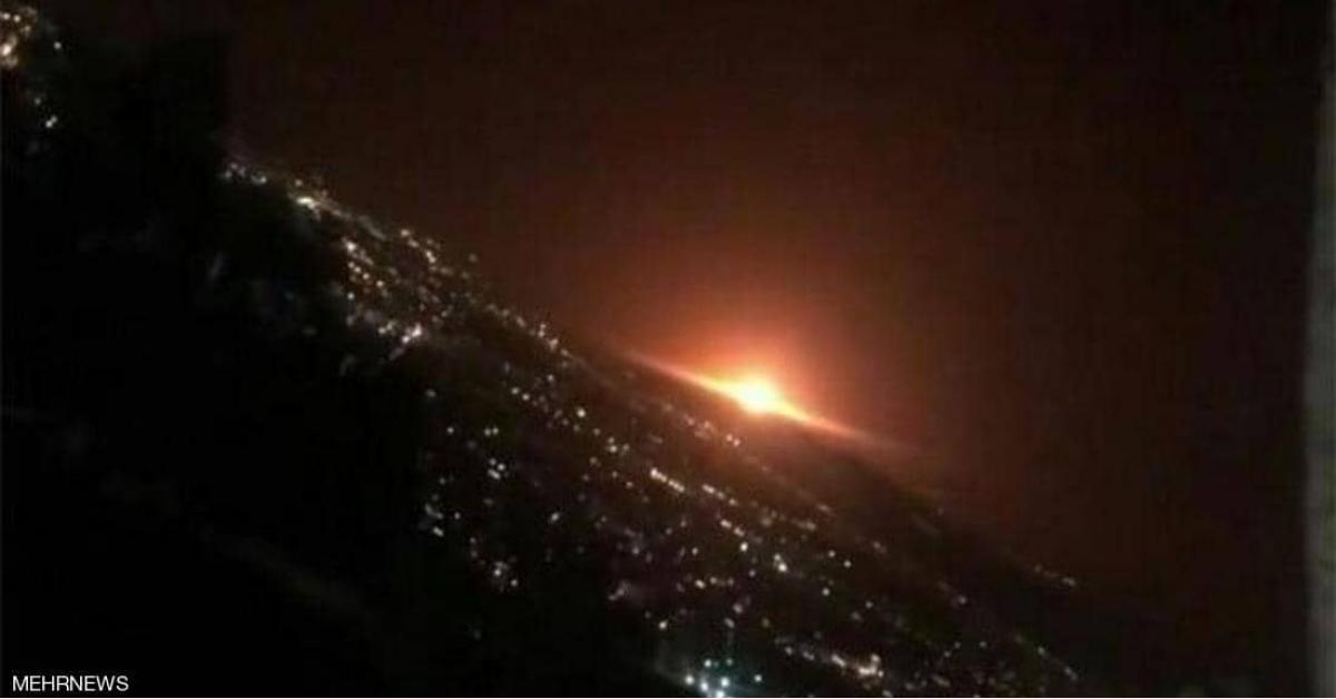 انفجار مدو يضيء سماء طهران وهذه أسبابه (فيديو)