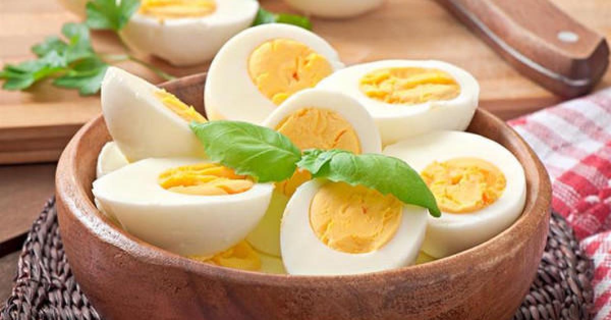 تحذير من سلق البيض بعد إخراجه من الثلاجة
