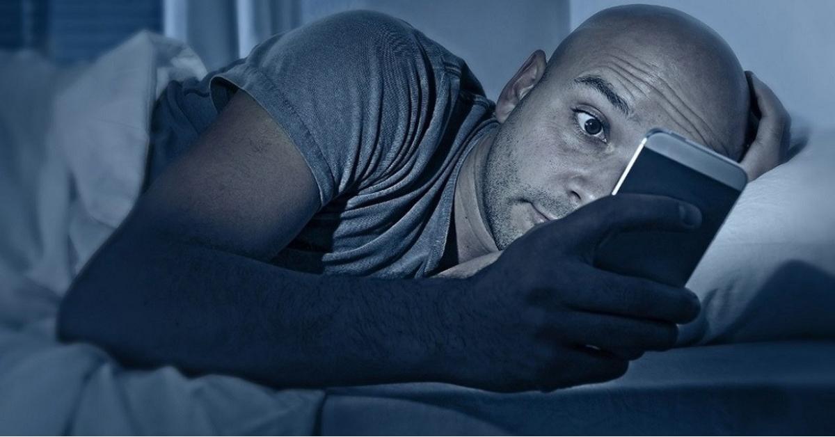 كيف يضر الضوء الأزرق للهاتف والكمبيوتر المحمول بصحتك؟